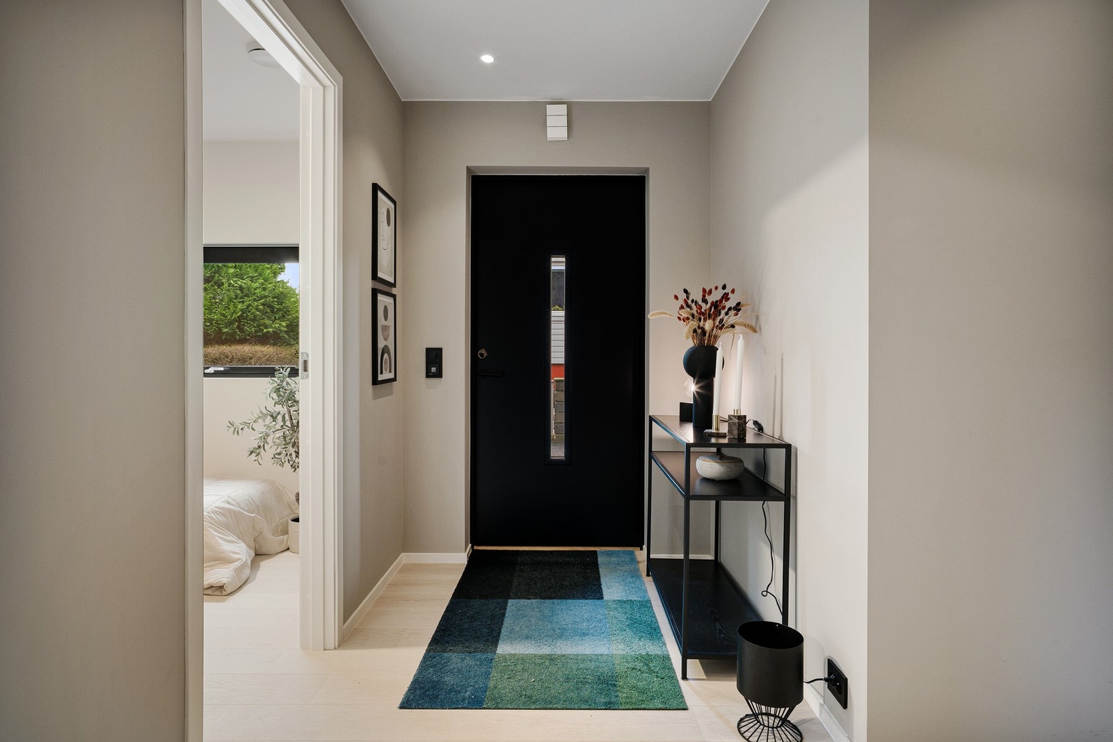 Entréen gir et godt førsteinntrykk med lyse overflater og en romslig utforming. Her er det godt med plass til å henge fra seg yttertøy og sette fra seg sko. Galleribilde