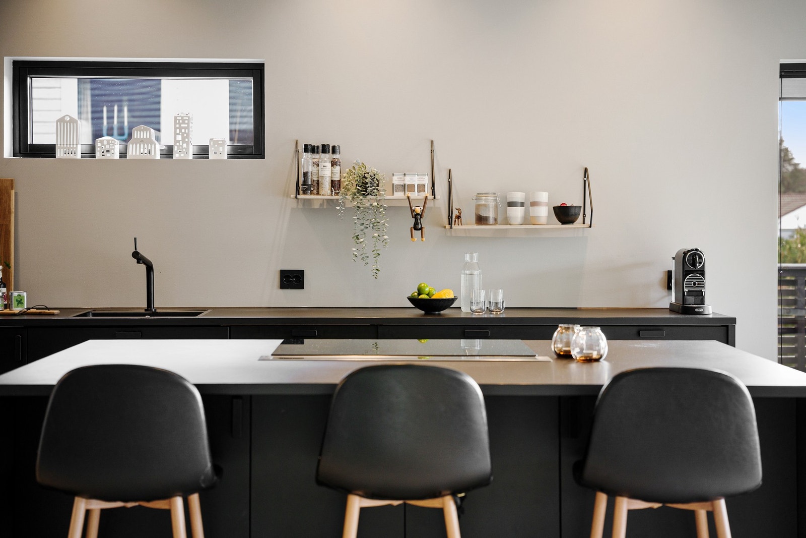 Kjøkkenet har slette fronter og benkeplate i laminat. Galleribilde