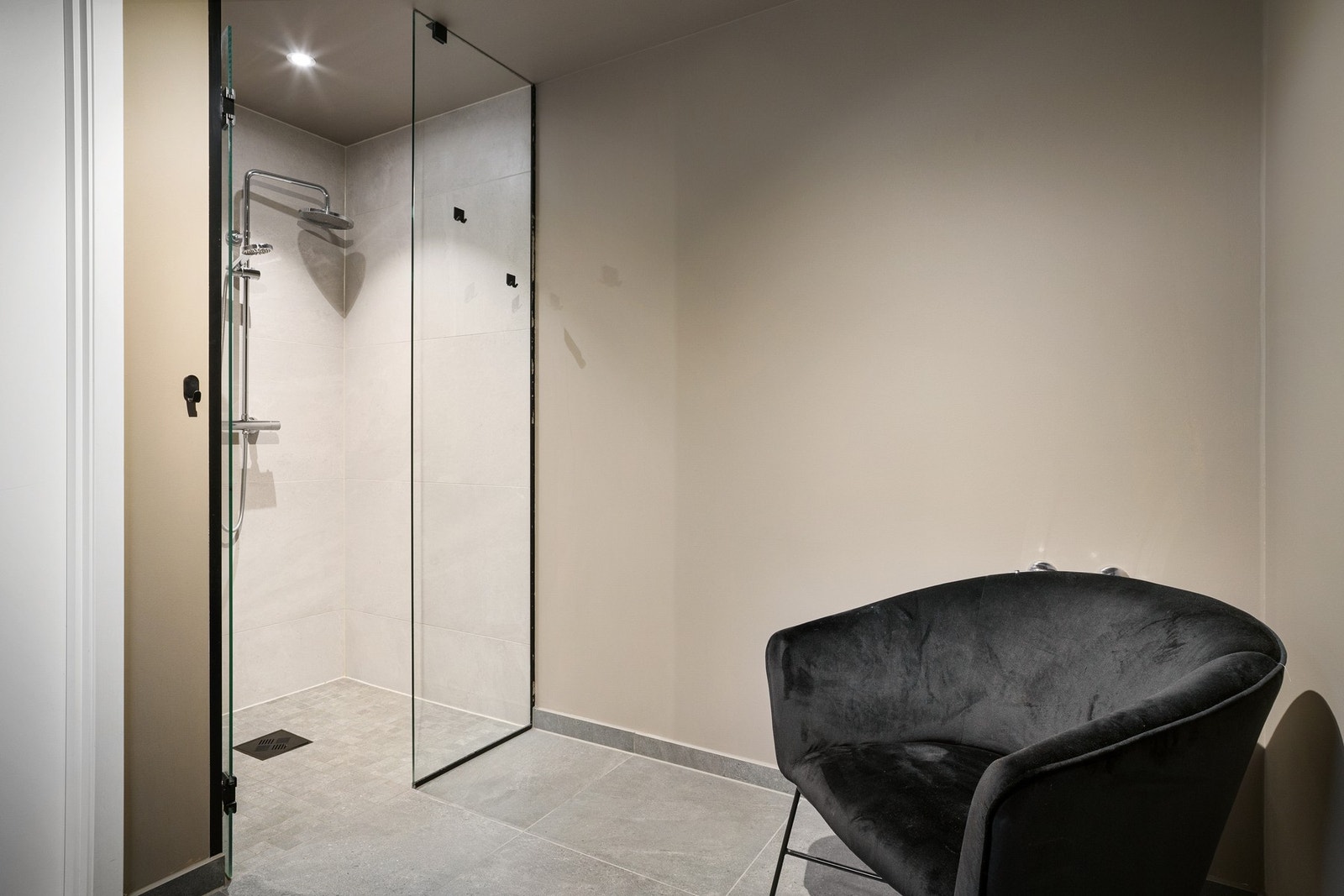 Badet er utstyrt med servant, vegghengt toalett og dusjhjørne Galleribilde