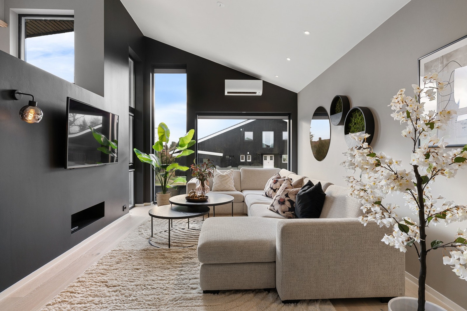 Store vindusflater er gjennomgående i rommet og gir meget godt lysinnslipp. Galleribilde