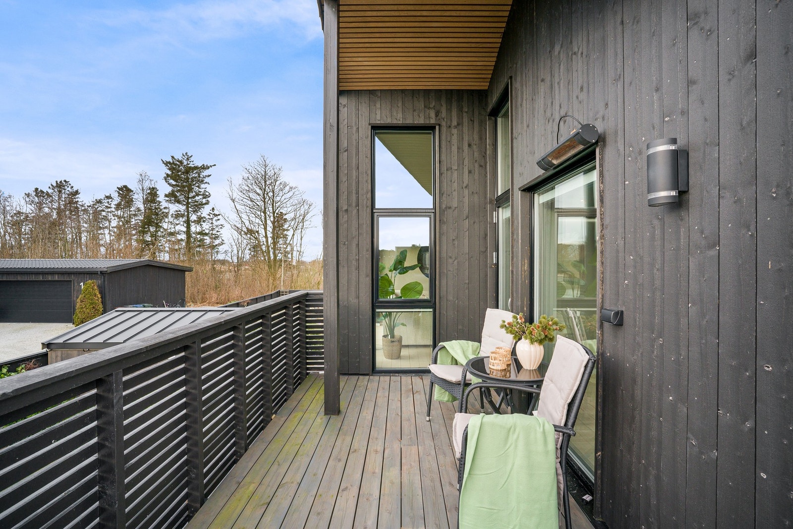 Frister det å nyte måltidene ute i frisk luft, er det kort vei fra kjøkkenet til uteområdet. Galleribilde