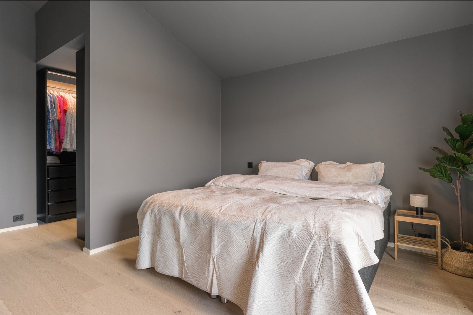 Hovedsoverommet gir plass til dobbeltseng og tilhørende møblement. Galleribilde