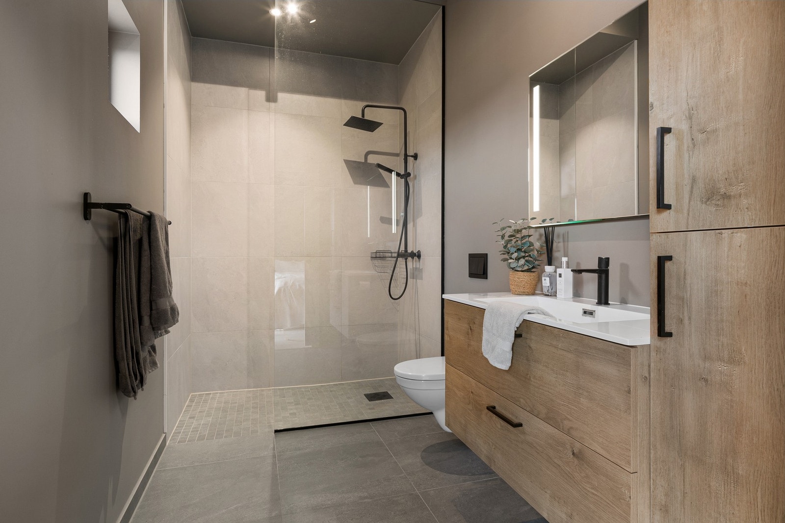 Badet i 2. etasje har flislagte overflater på gulv og vegger i våtsonen. Øvrige veggflater har malte overflater. Galleribilde