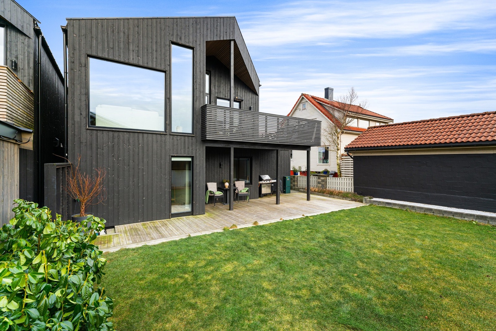Uteområdet er opperbeidet med terrasse, plen og beplantning. Galleribilde