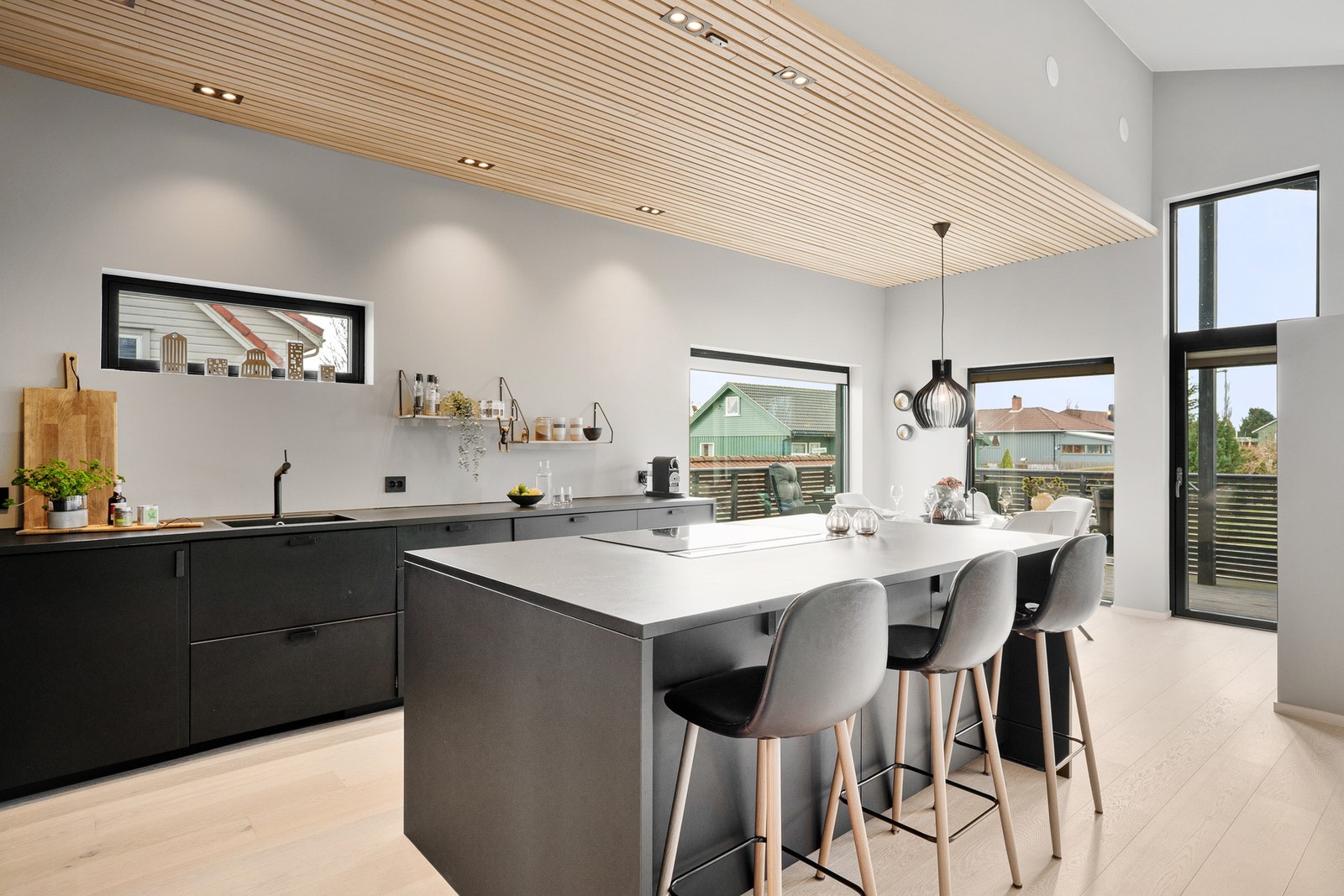 Her har man godt med både skap- og skuffeplass, samt romslige og funksjonelle arbeidsflater på benk. Galleribilde