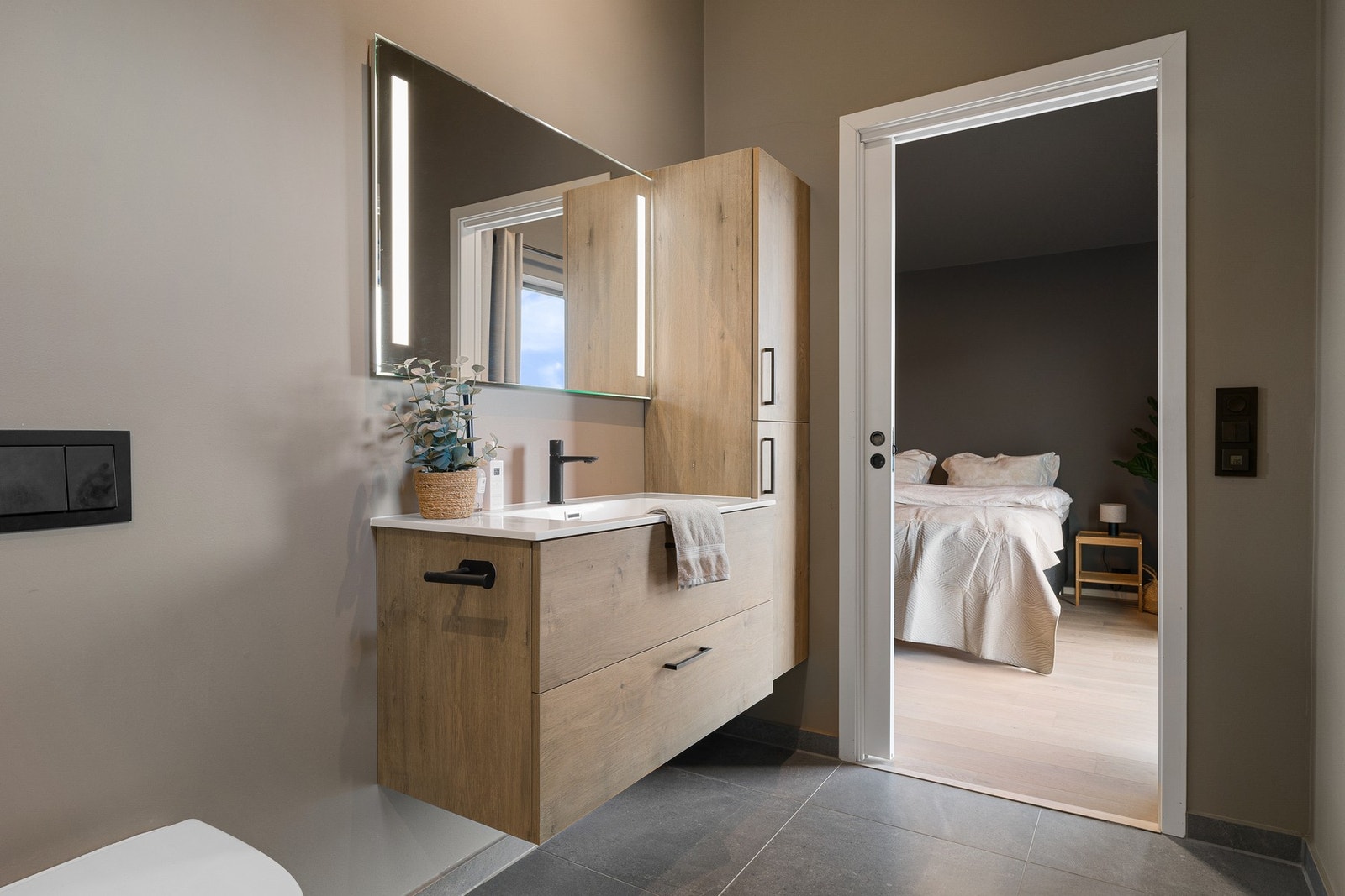 Badet i 2. etasje har direkte tilkomst fra hovedsoverommet. Galleribilde