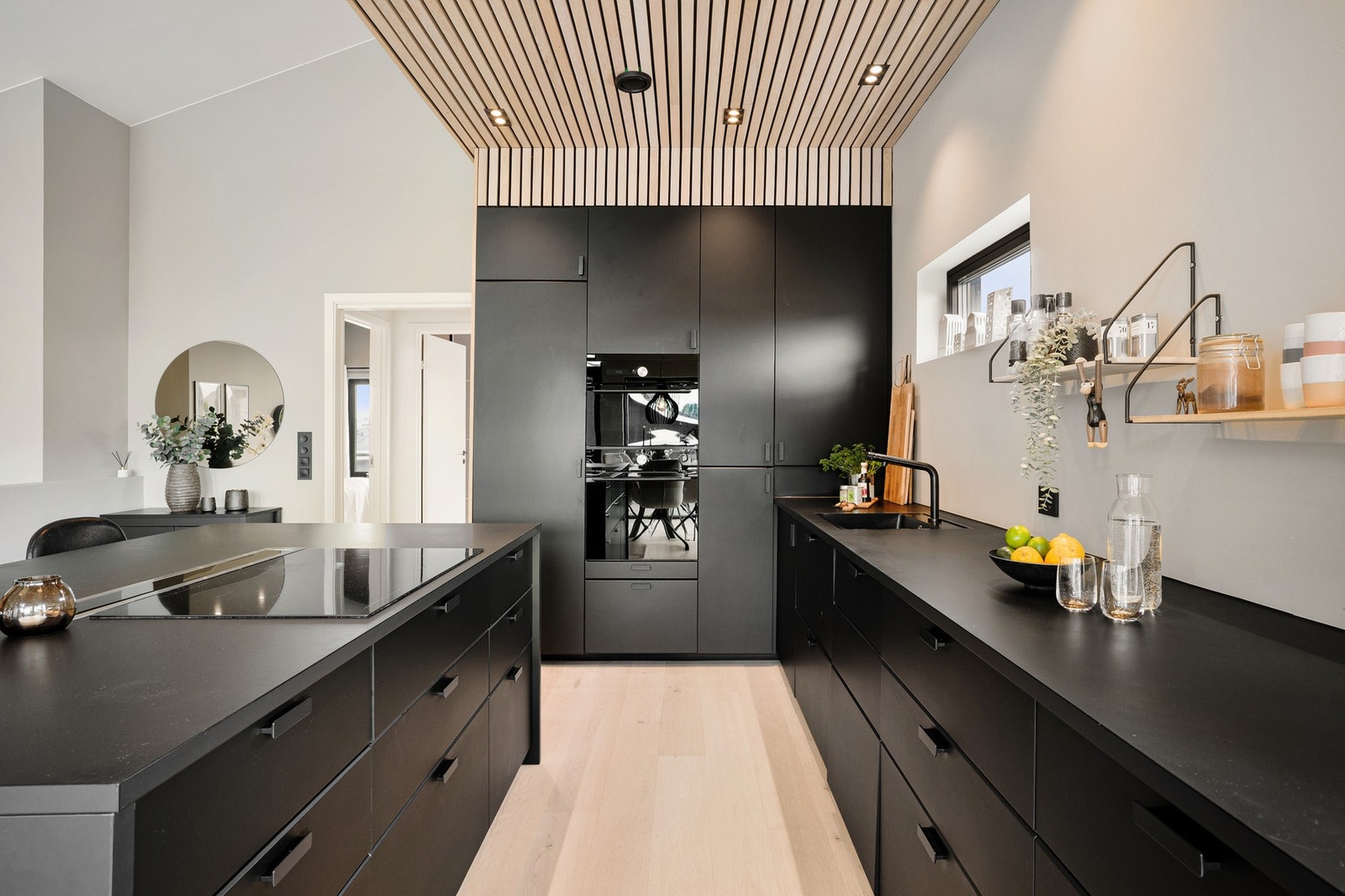 Kjøkkenet er utstyrt med integrerte hvitevarer som kjøleskap, oppvaskmaskin, stekeovn, kombiovn og platetopp. Galleribilde