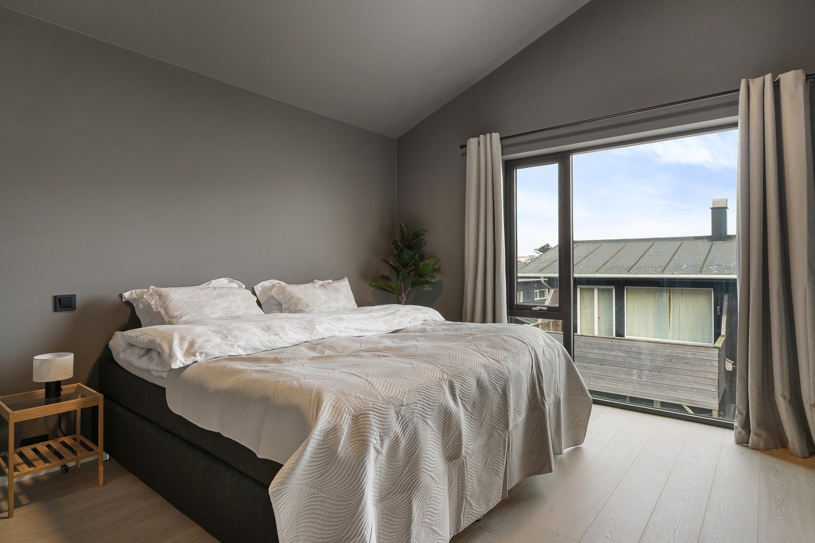 Boligen har totalt fem soverom. Hovedsoverommet finner du i boligens 2. etasje. Galleribilde