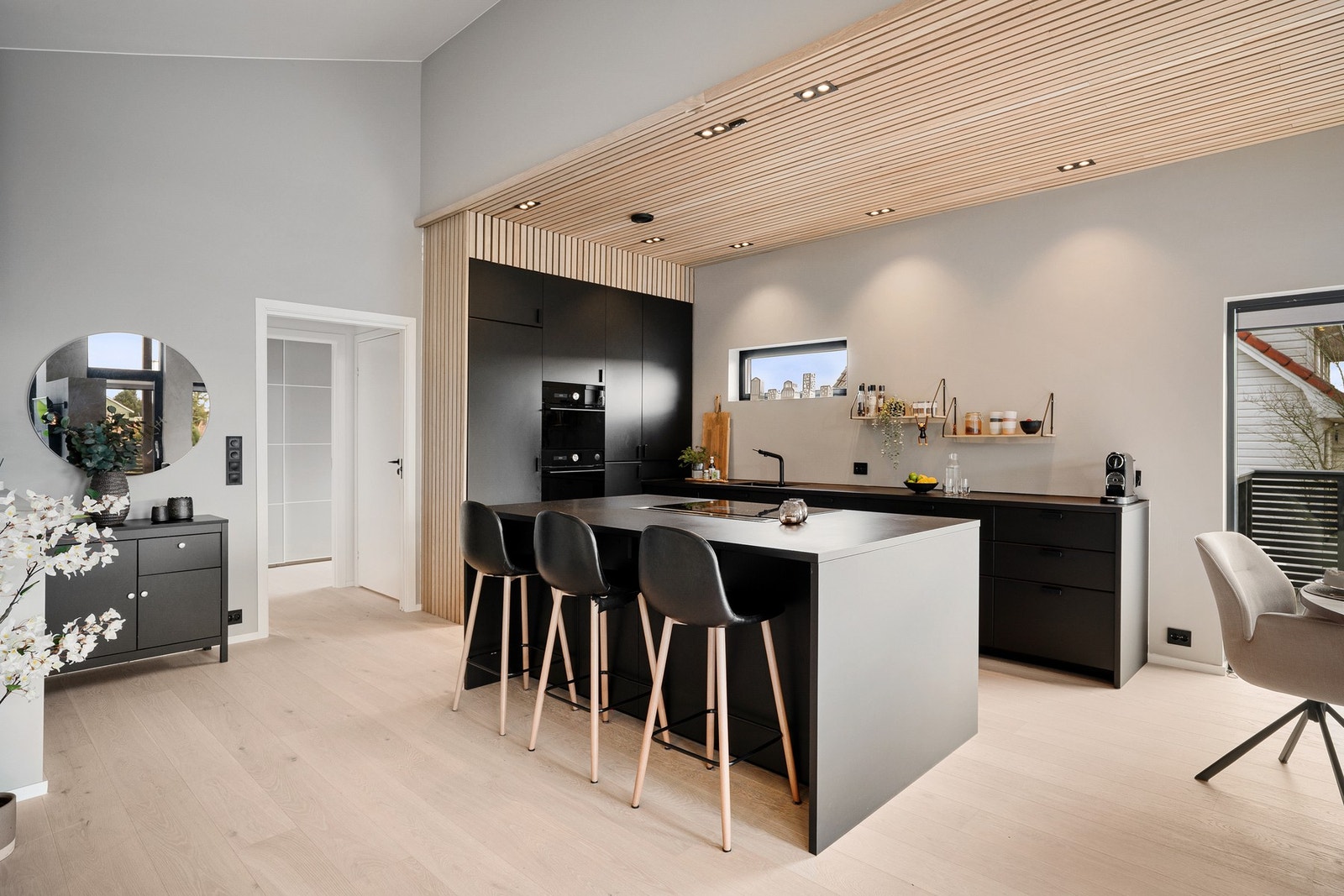 Man har også en kjøkkenøy med tilsvarende fronter og benkeplate. Galleribilde