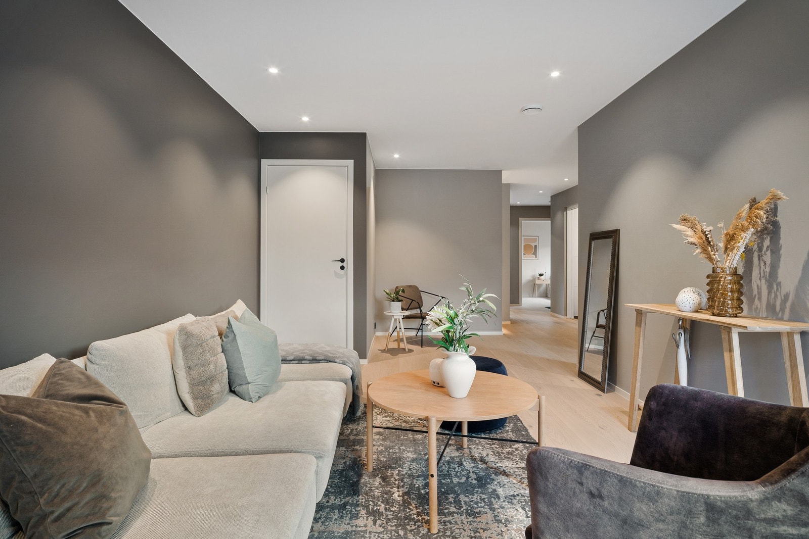 Her er det god plass til sofagruppe og tv-seksjon. Galleribilde