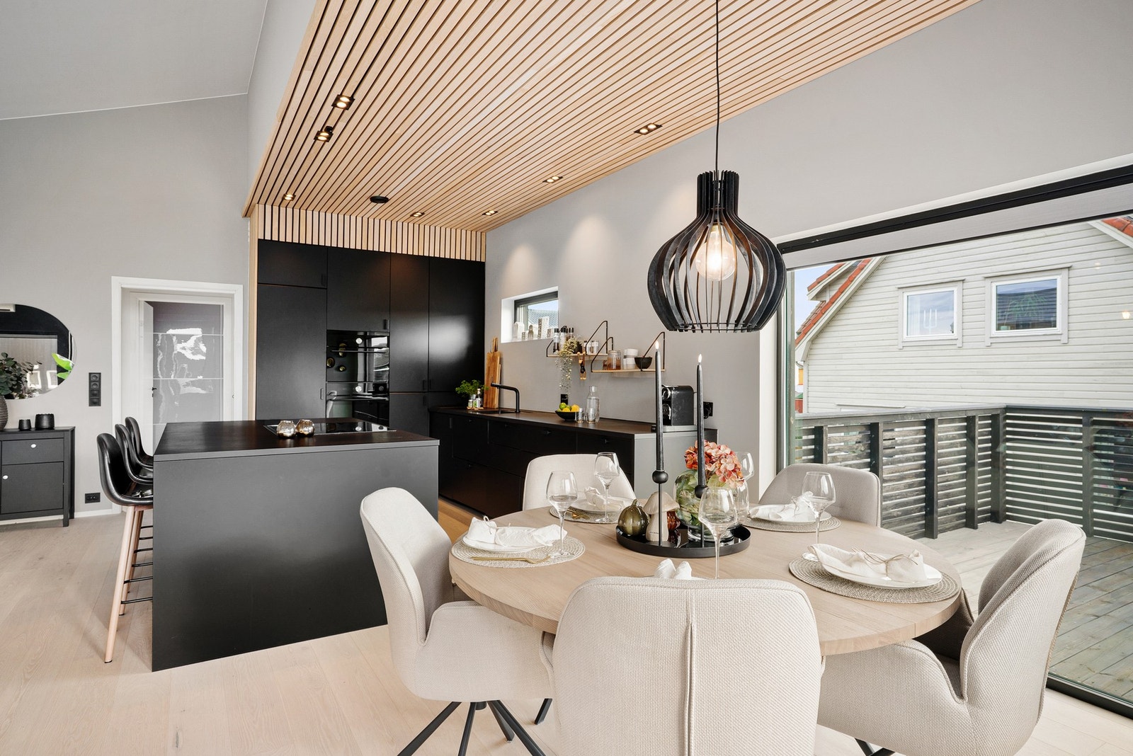 I forlengelse av kjøkkenet har man god plass til spisebord. Galleribilde