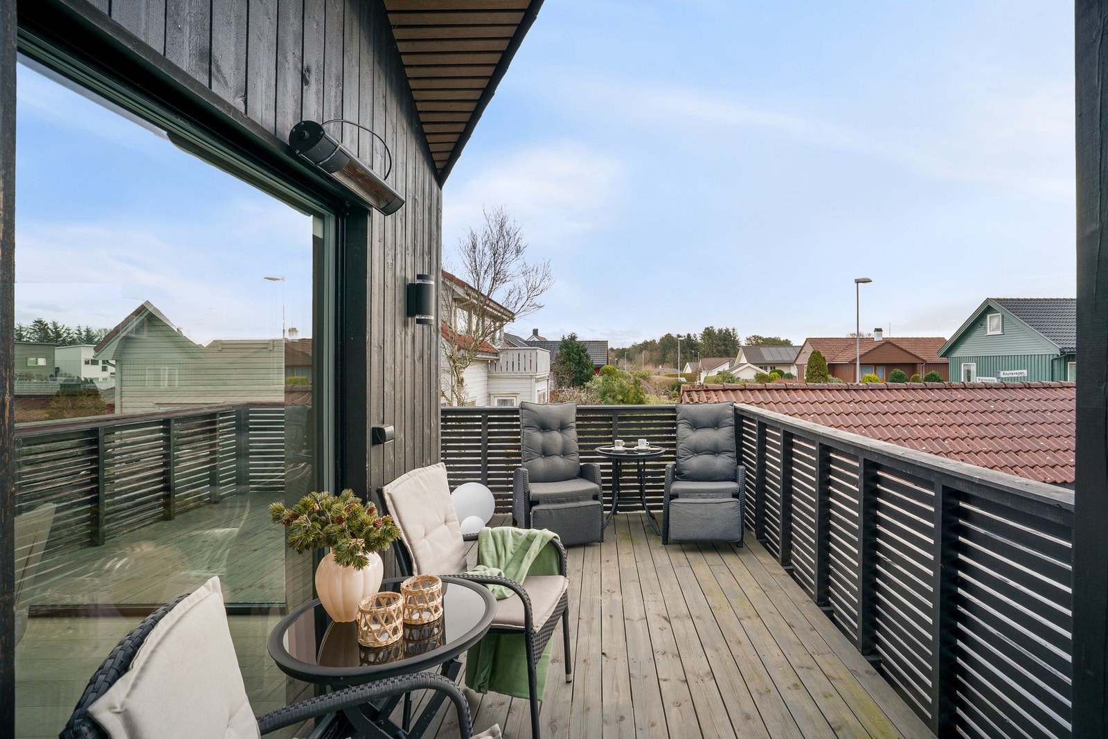 Fra kjøkkenet har man utngang til boligens terrasse. Galleribilde