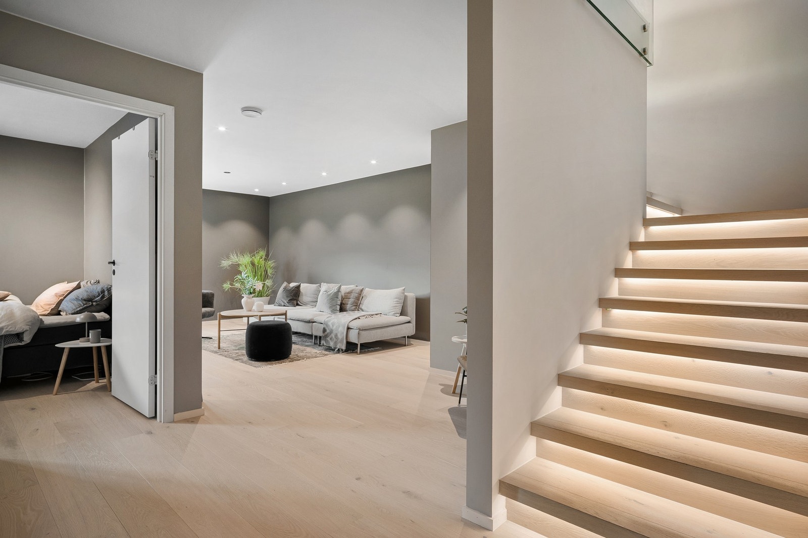 I boligens 1. etasje finner du TV-stue, 3 soverom, bad, vaskerom og bod. Galleribilde