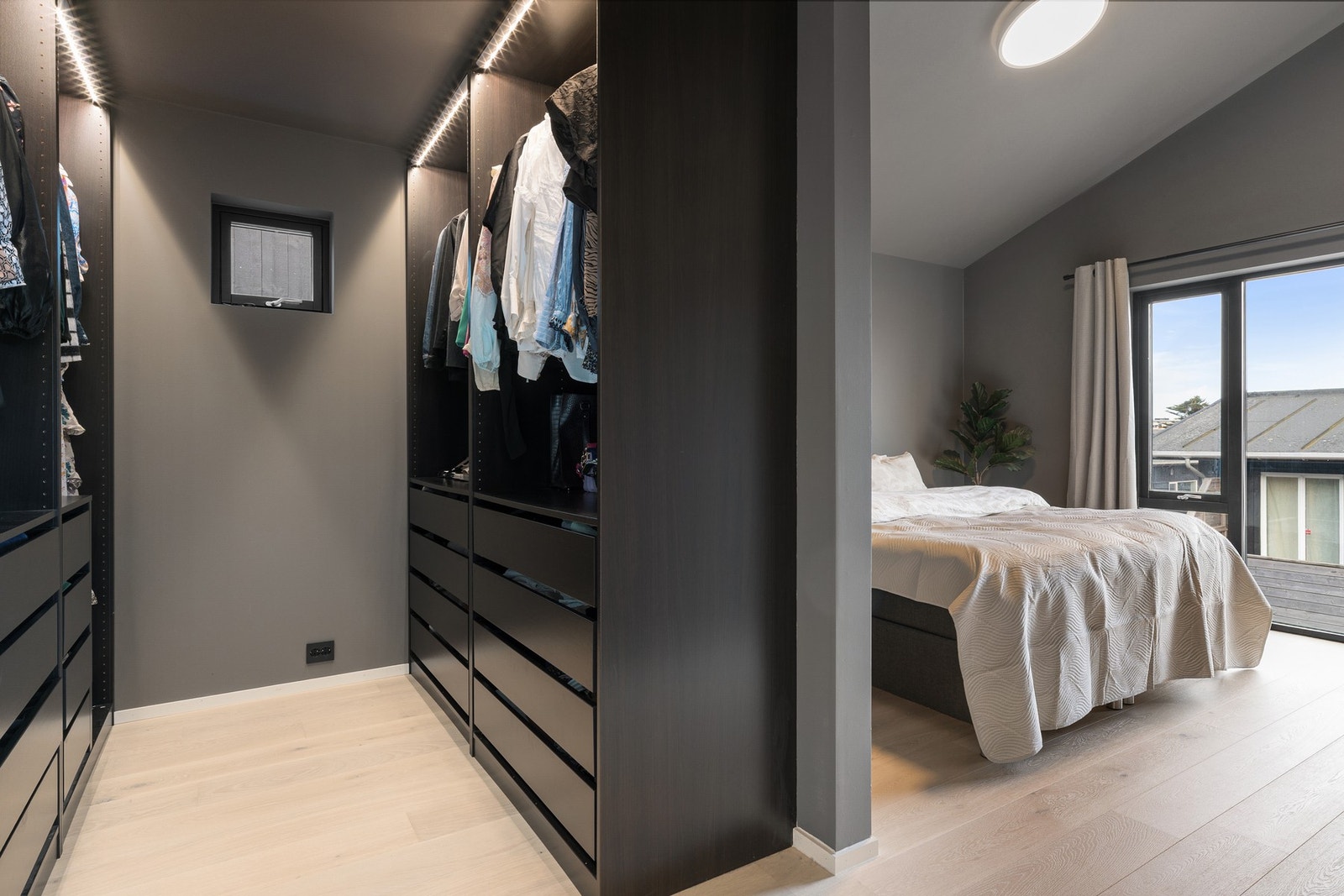 Her har man også egen åpen garderobeløsning og direkte tilkomst til badet i 2. etasje. Galleribilde