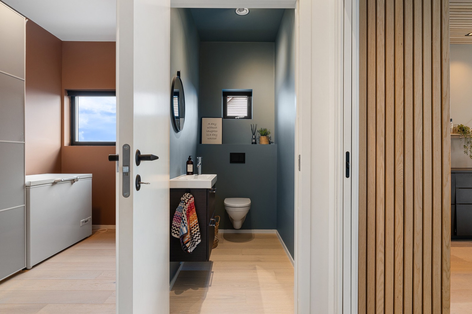 I 2. etasje har boligen er separat toalettrom. Rommet er utstyrt med toalett og servantinnredning. Galleribilde