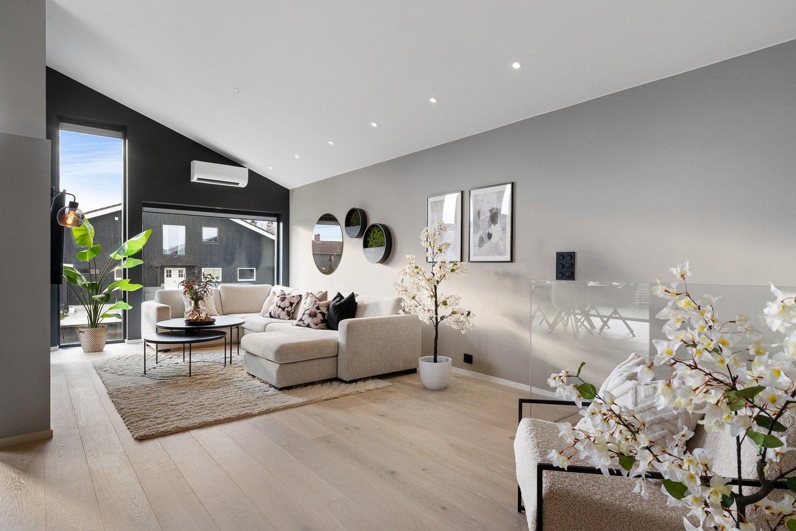 Rommet er av god størrelse og oppleves som luftig og romslig med god takhøyde. Galleribilde