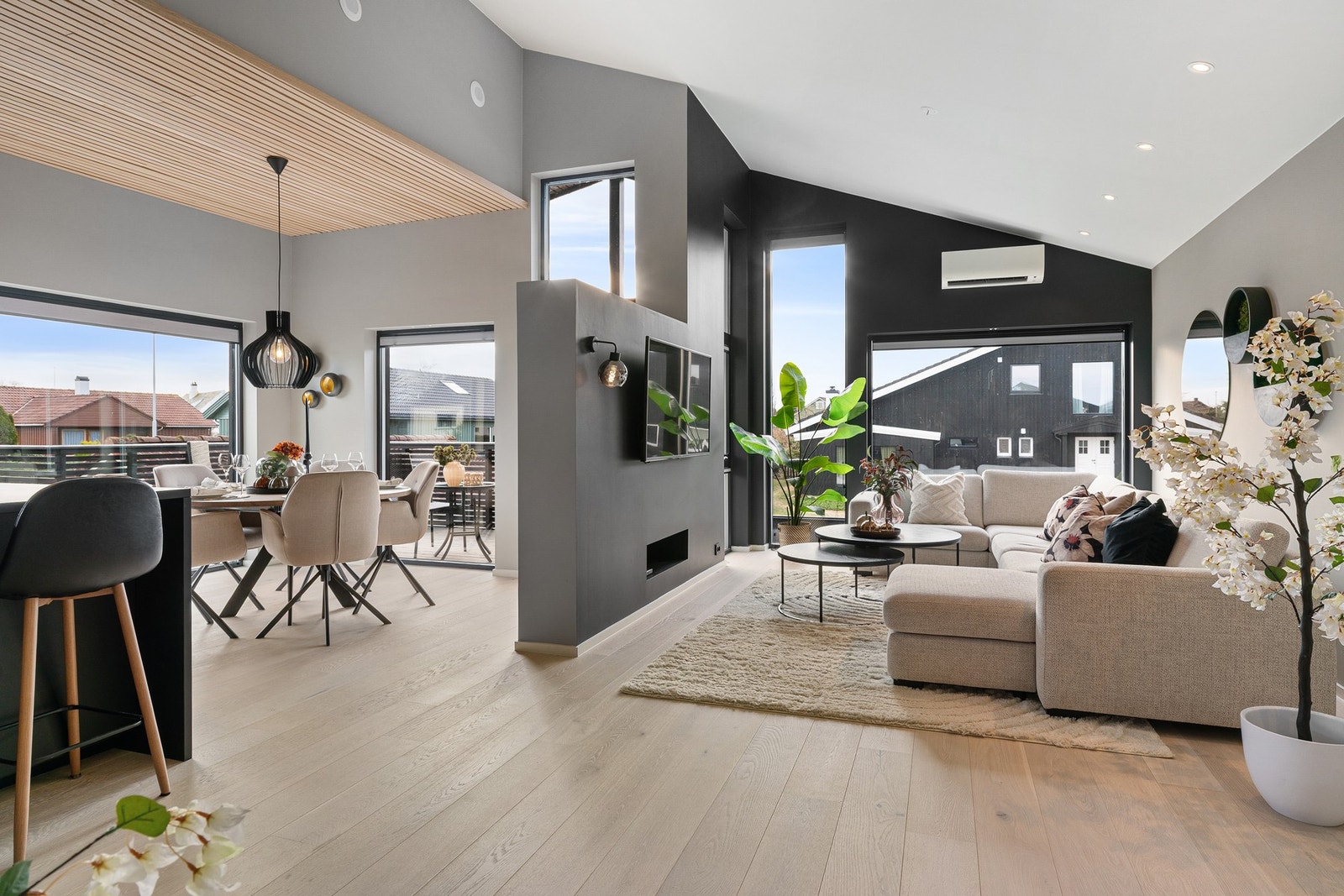 Stuen og kjøkkenet ligger i en åpen løsning. Galleribilde