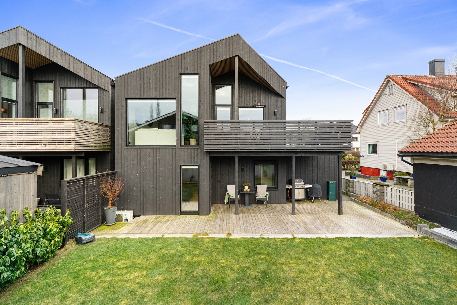 Tomten fremstår som velholdt og gjennomtenkt, godt tilrettelagt for både sosiale sammenkomster, rolige uteopphold og hverdagsliv. Galleribilde