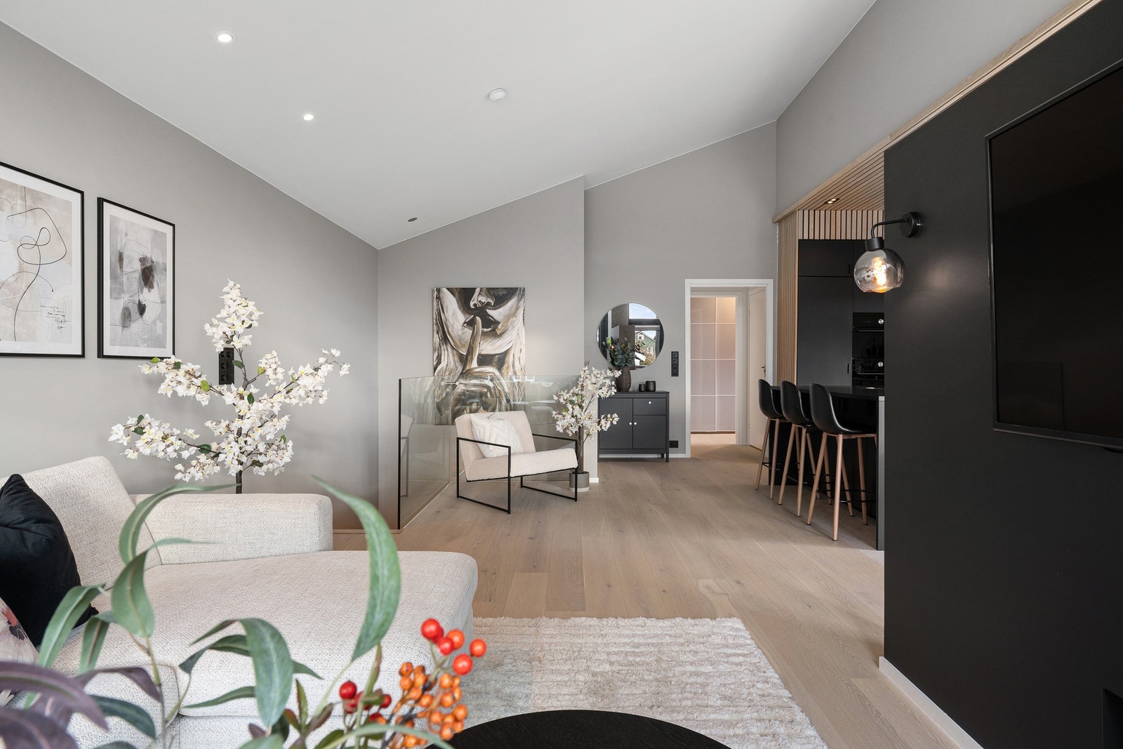 Denne løsningen gir stor fleksibilitet når det kommer til møblering, og rommet kan enkelt tilpasses ulike behov. Galleribilde