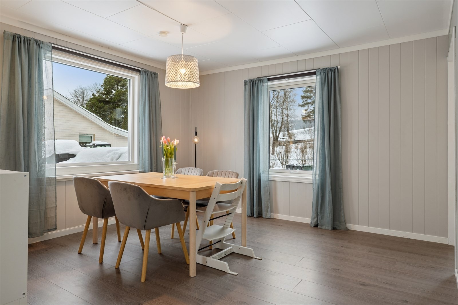 Stuen er et romslig allrom med naturlige møbleringssoner for sofegruppe og spisestue Galleribilde