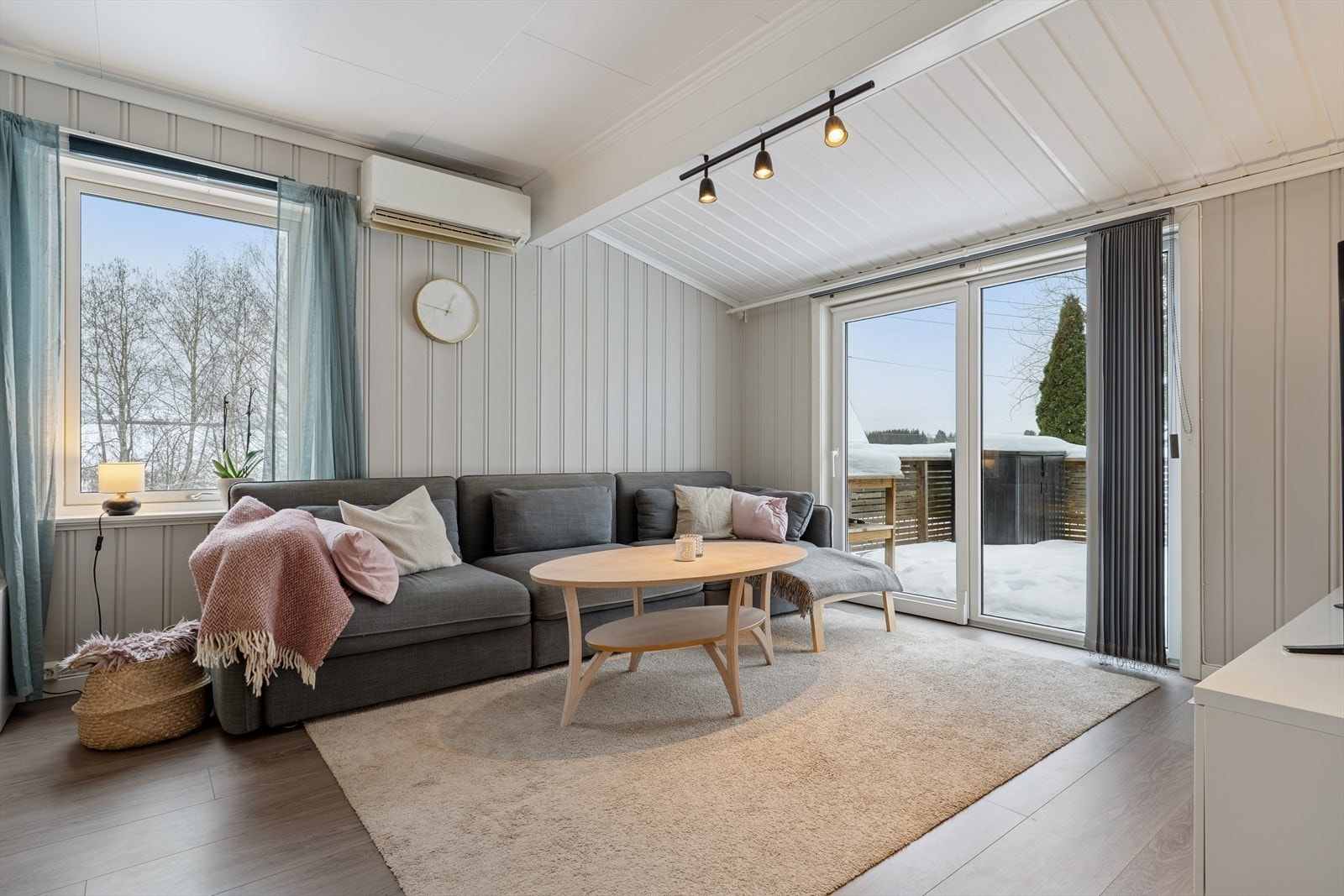 Adkomst til romslig terrasse fra stuen, her er det også en varmepumpe Galleribilde