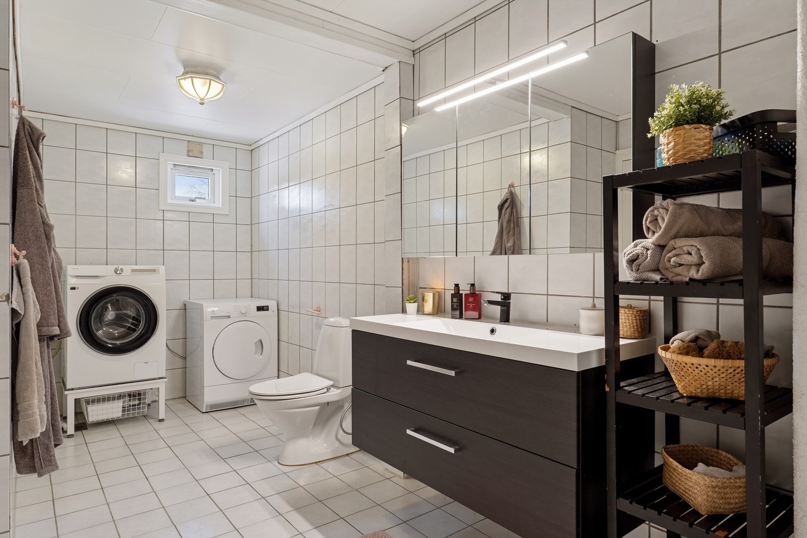 Baderom med nyere innredning og dusjkabinett Galleribilde