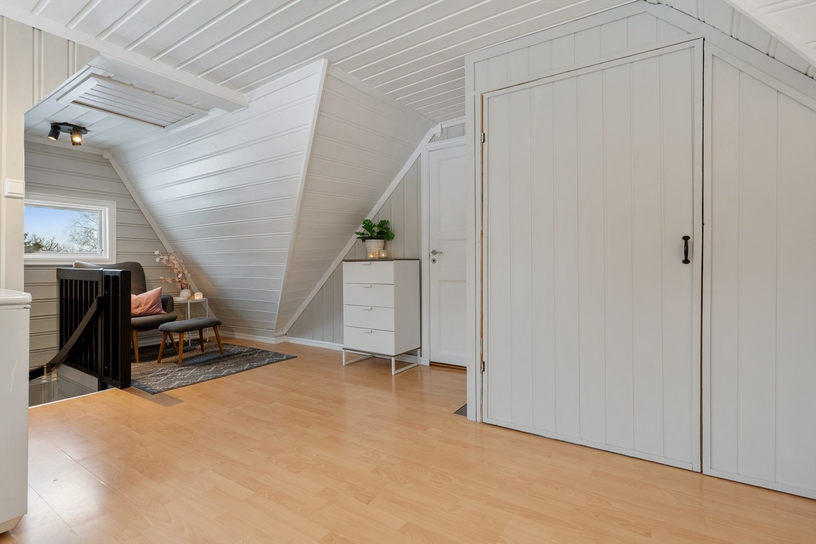 I 2. etasjen er det 2 soverom og sovealkove, selger har også bygd inn garderobe Galleribilde