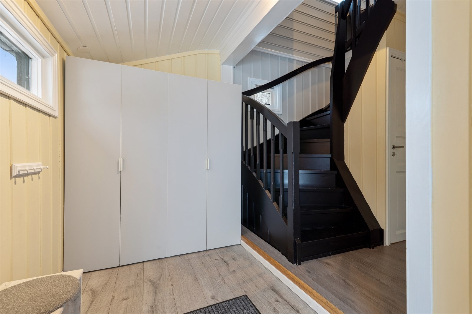 Entre med plass for å sette fra seg sko og yttertøy Galleribilde