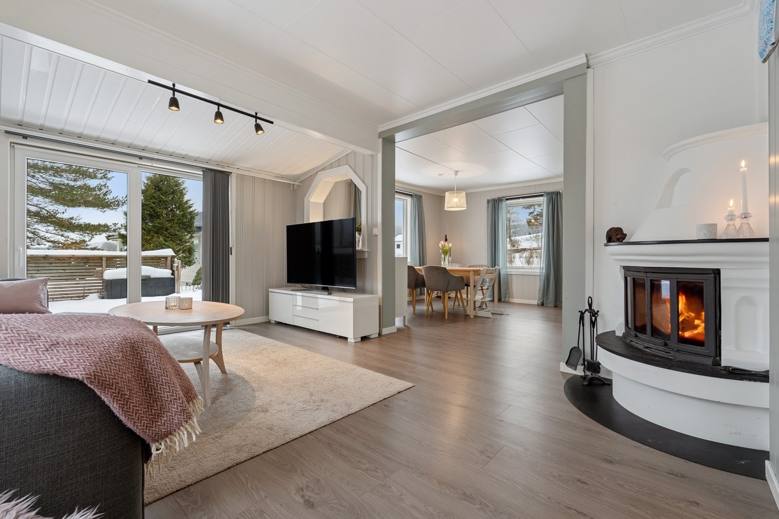 Overflater er pusset opp i stuen med nytt gulv og nye panel på veggene. Rommet fremstår pent og luftig Galleribilde