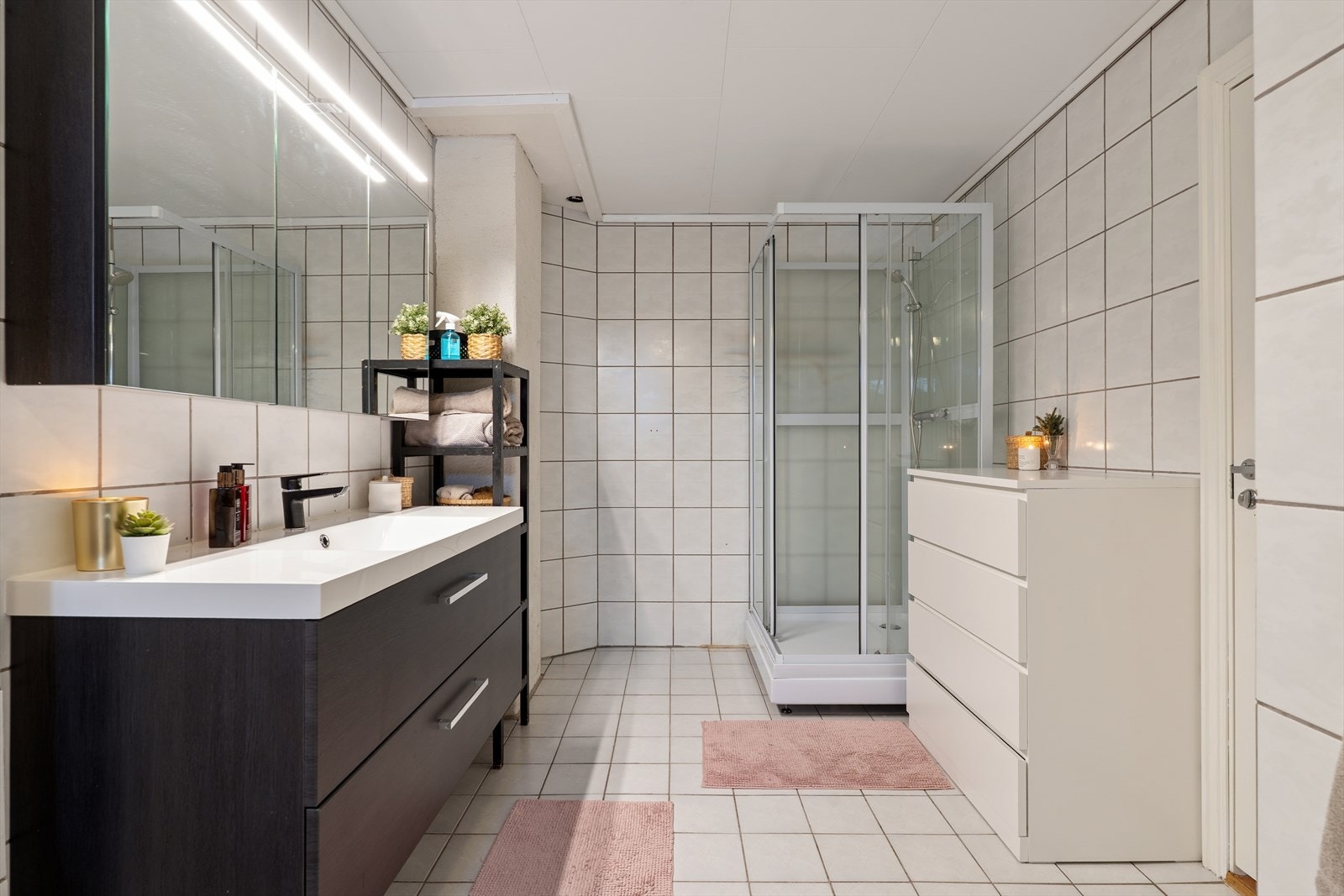 Flislagt gulv og vegger med gulvvarme Galleribilde