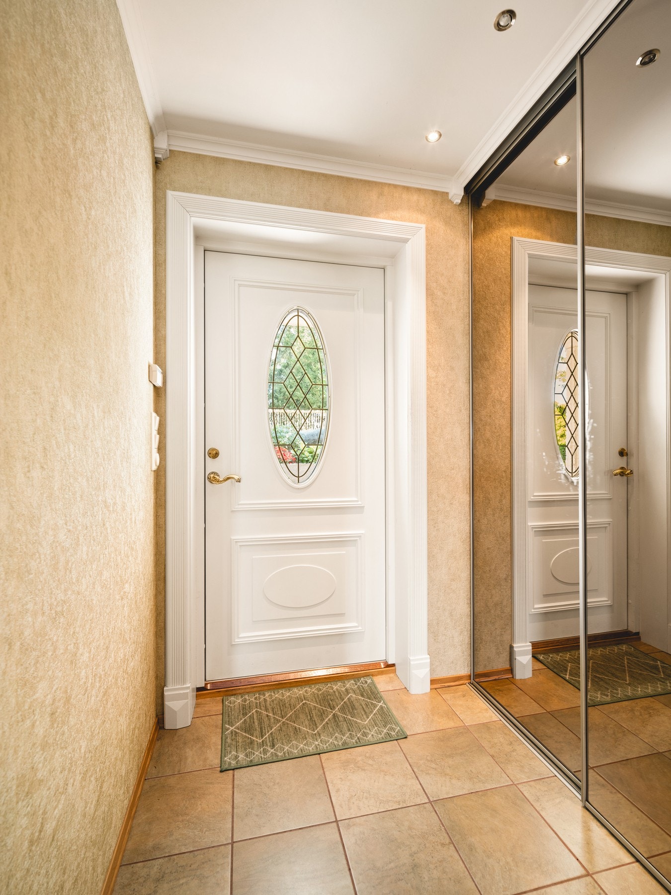 I 1. etasje ønskes man velkommen inn i en romslig entré med flislagt gulv og behagelig belysning fra innfelte downlights. Galleribilde