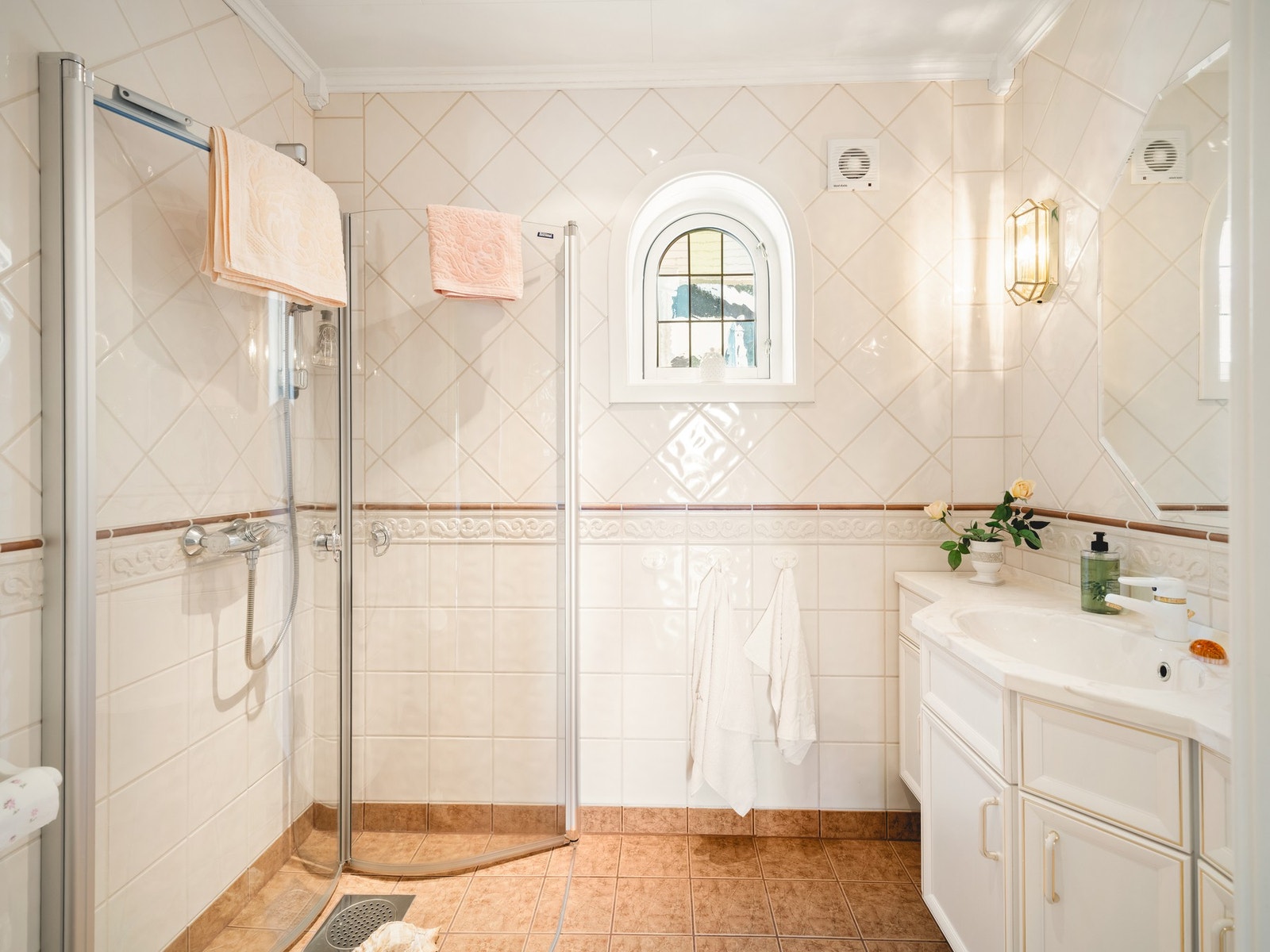 Pent flislagt bad med dusjløsning, servantseksjon og wc Galleribilde
