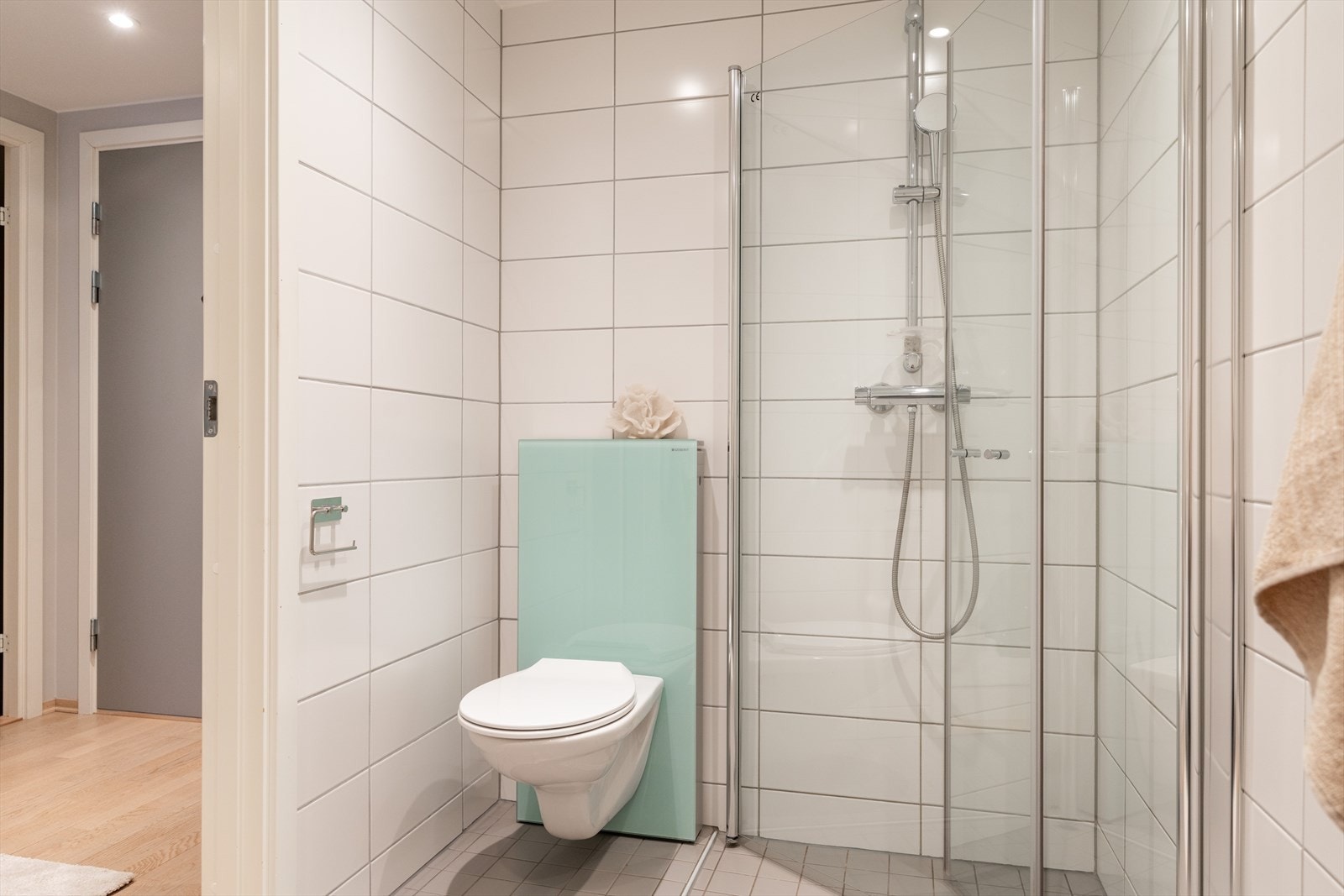 Badet har dusjhjørne med svingbare glassdører. Galleribilde