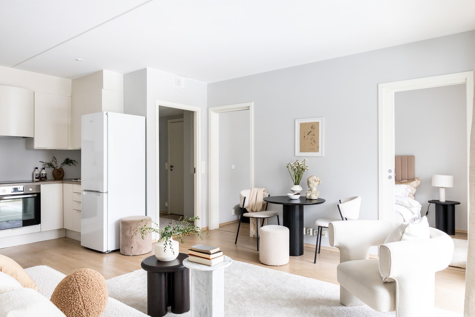 Gulvet er belagt med 3-stavs parkett. Galleribilde