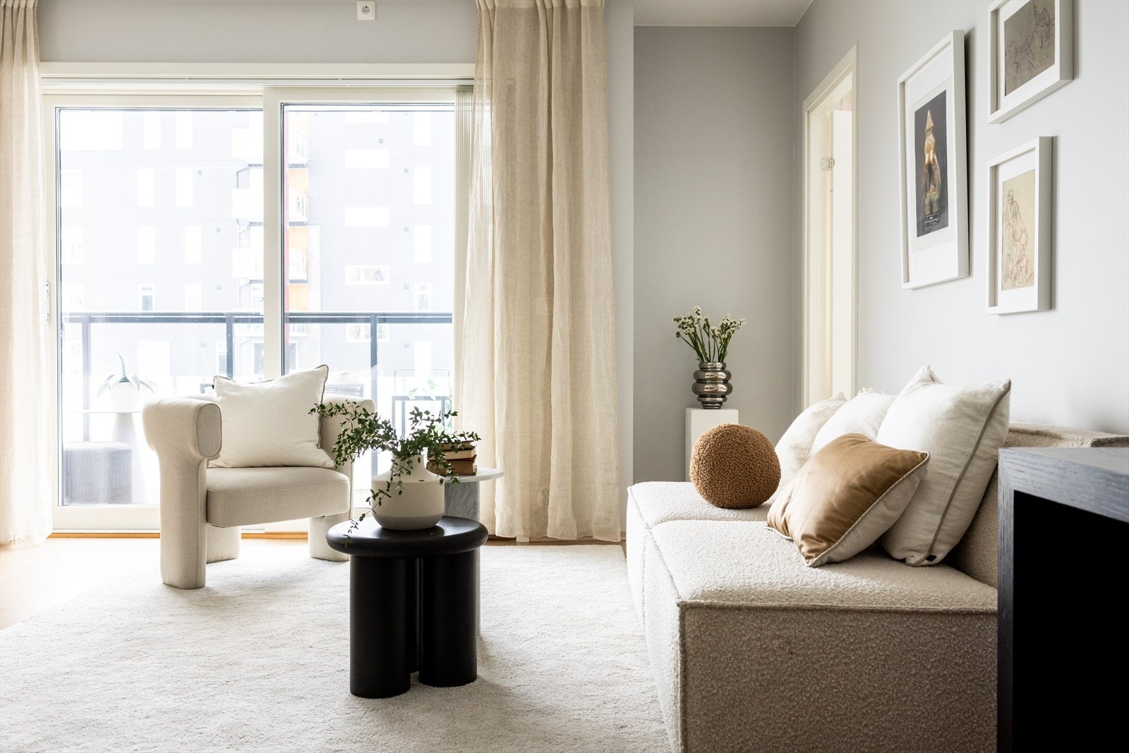 Stuen er lys og luftig med store vindusflater som sørger for rikelig med innslipp av naturlig lys. Galleribilde