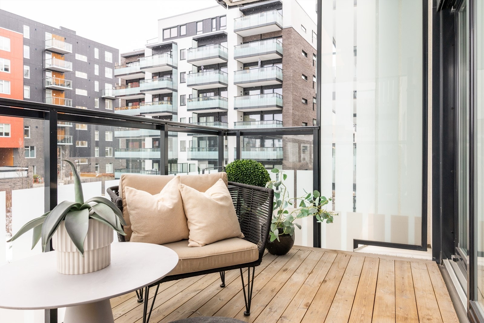 Her kan du enkelt skape en koselig uteoase med utemøbler, beplantning og en gassgrill. Galleribilde