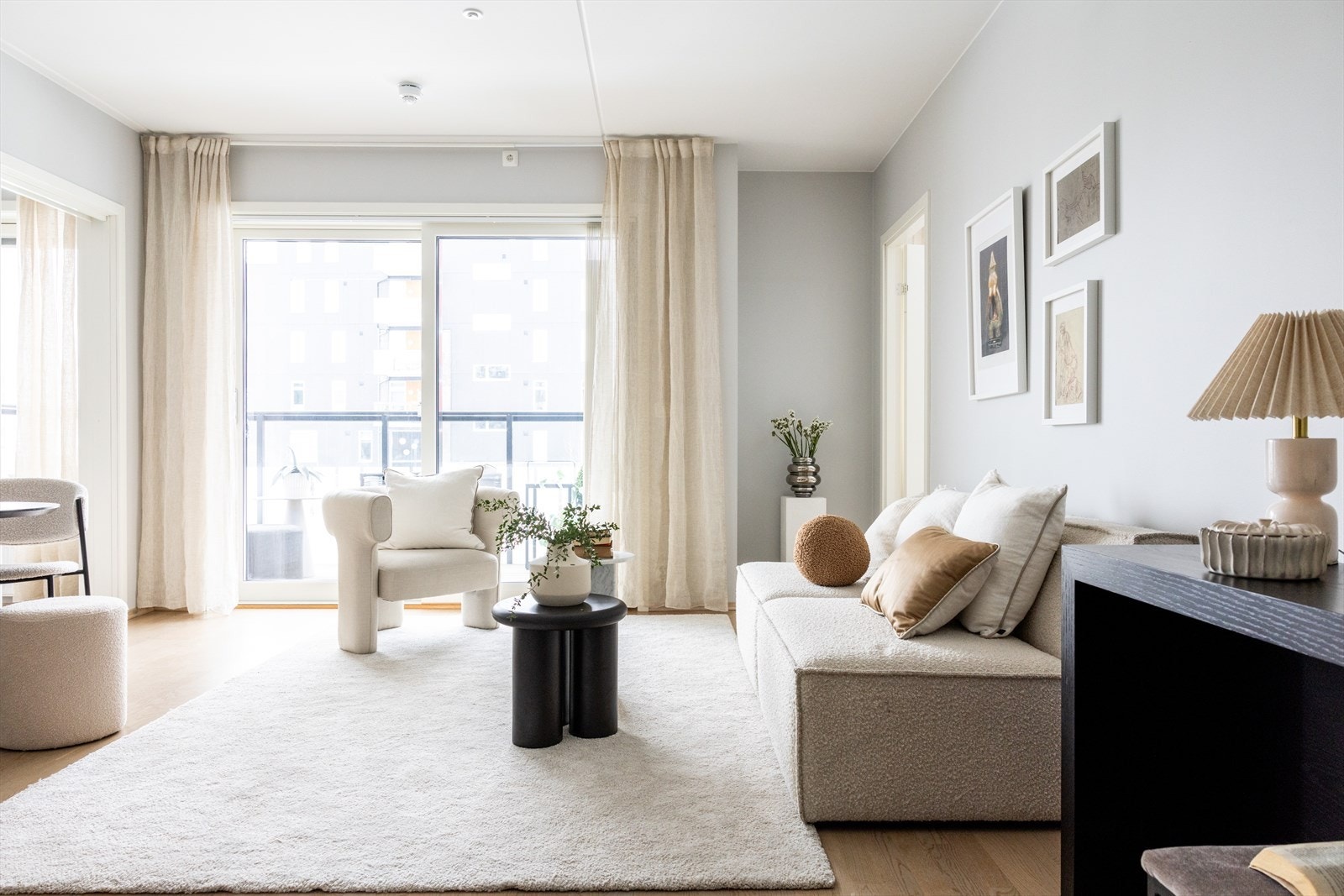 Leiligheten ble malt i lyse og delikate fargetoner i 2025. Galleribilde