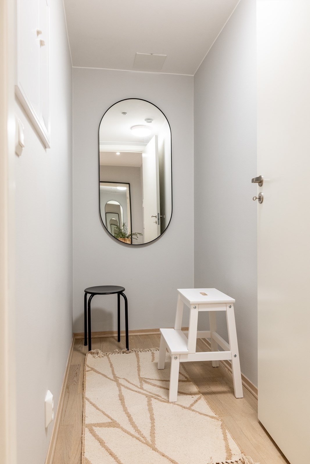 Det er god plass til oppbevaring av yttertøy i den praktiske innvendige boden som ligger til høyre når du kommer inn inngangsdøren. Galleribilde