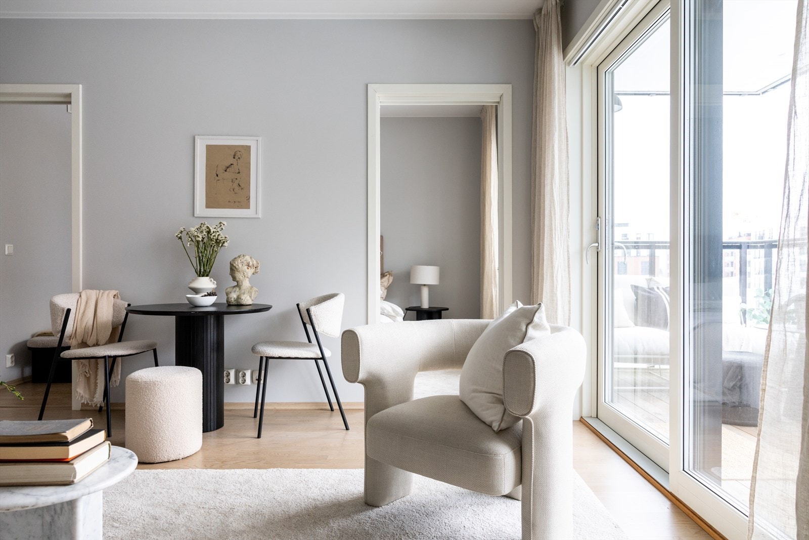 Fra hver sin side av stuen er det adkomst til hovedsoverommet og soverom 2, noe som gir en praktisk og funksjonell planløsning. Galleribilde