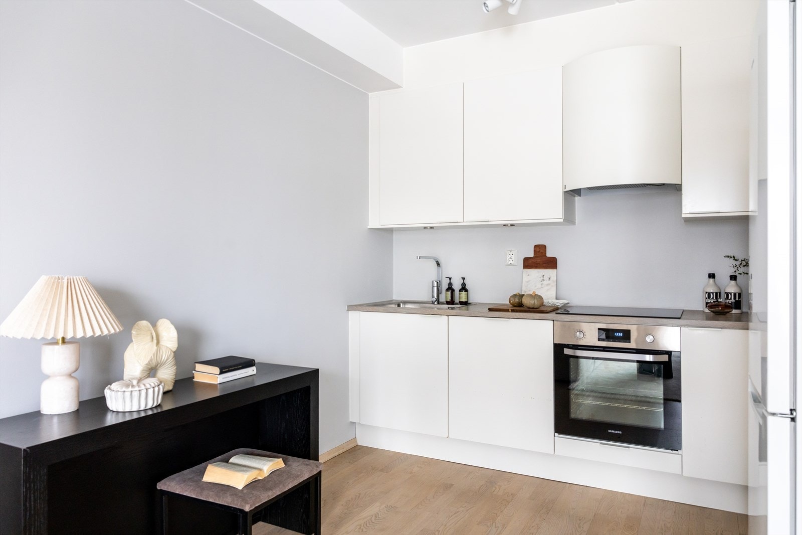 Kjøkkenet er videre utstyrt med integrert induksjonstopp, stekeovn og oppvaskmaskin. Galleribilde