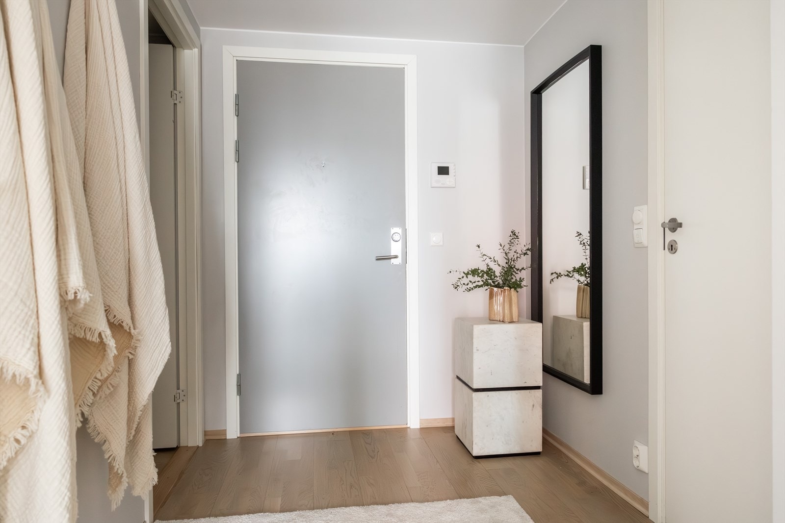 Leiligheten har en innbydende entré med downlights i himlingen, noe som skaper et umiddelbart godt førsteinntrykk. Galleribilde