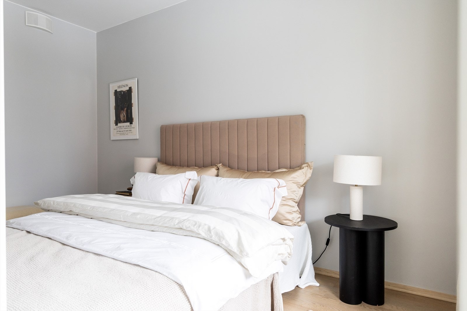 Hovedsoverommet er romslig, med plass til dobbeltseng, nattbord og tilhørende møbler. Galleribilde