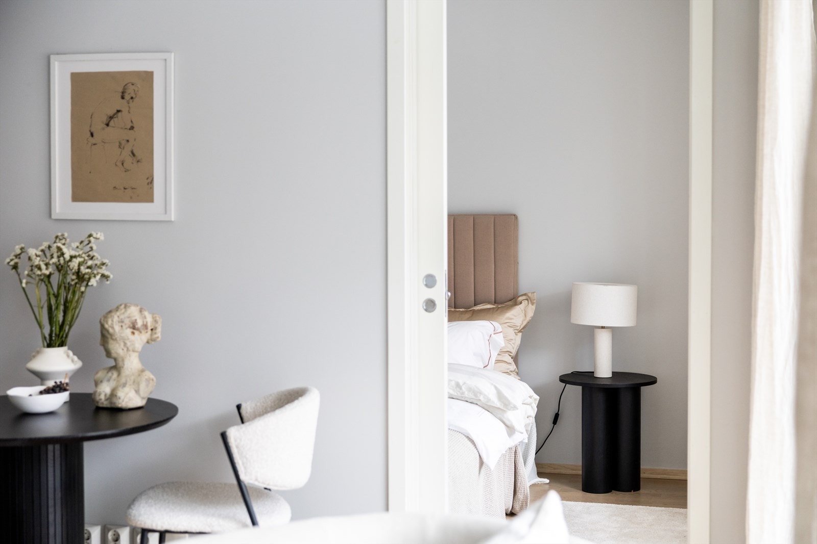 Hovedsoverommet har adkomst via skyvedører på hver side av sengen, noe som gir en praktisk og plassbesparende løsning. Galleribilde