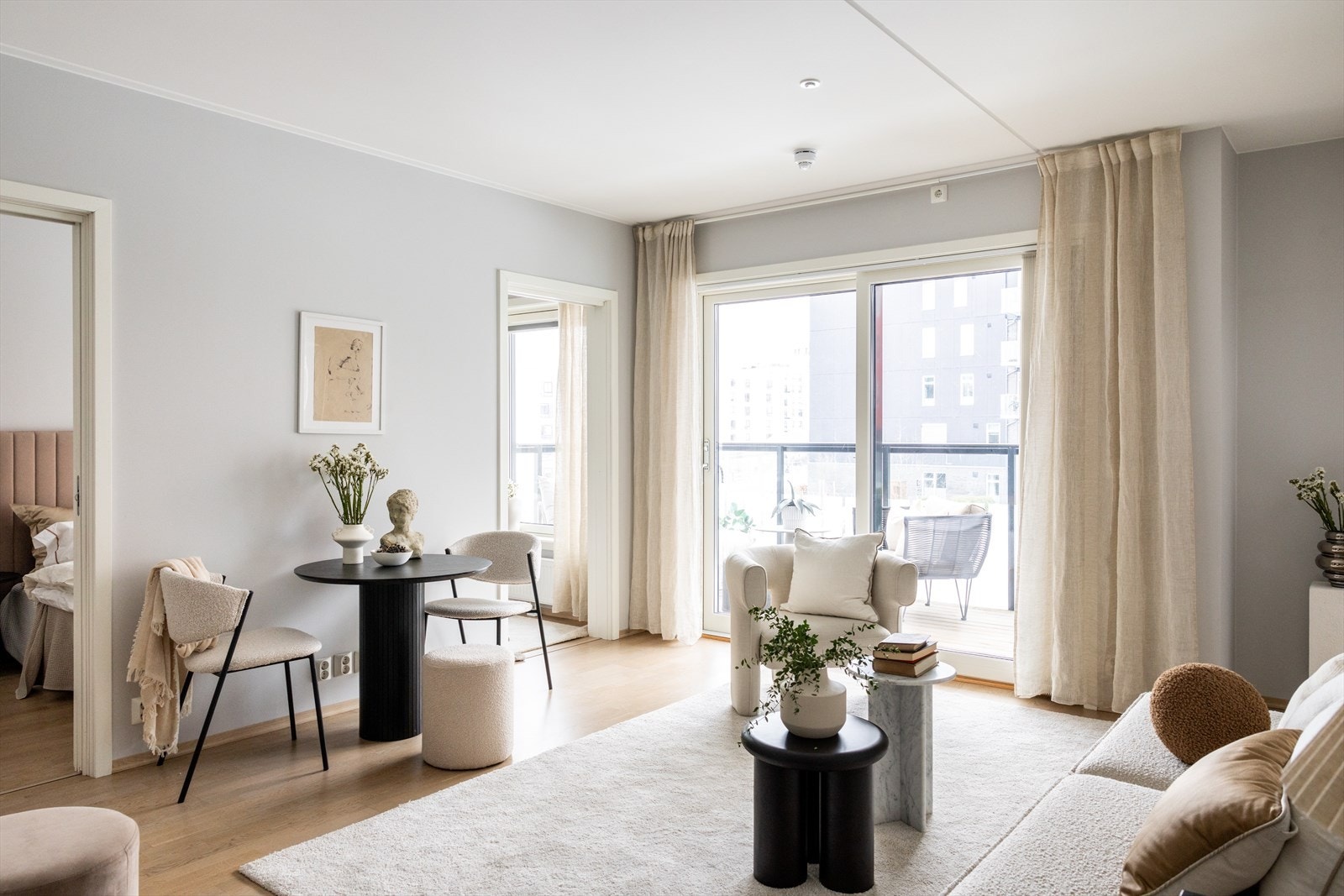 Planløsningen åpner opp for flere møbleringsmuligheter med god plass til sofagruppe, TV-møbler og spisebord med tilhørende stoler. Galleribilde