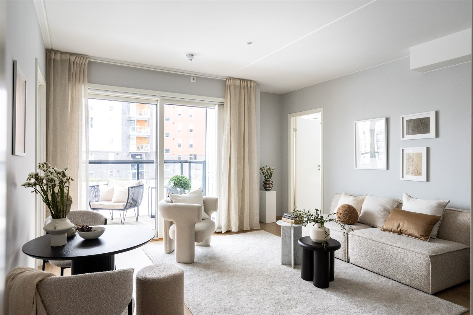 Velkommen til Lørenveien 59B! Dette er en lys og innbydende 3-roms leilighet beliggende i byggets 3. etasje, med attraktiv og urban beliggenhet på populære Løren og enkel tilgang til et bredt utvalg bymessige fasiliteter. Foto: Pontus Holmenäs. Galleribilde