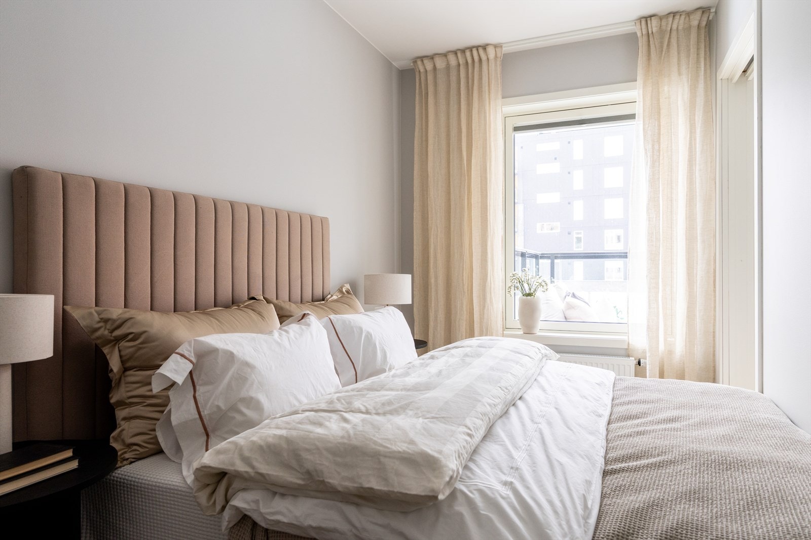 De lyse fargevalgene på veggene, sammen med store vindusflater, skaper en lys og behagelig atmosfære. Galleribilde