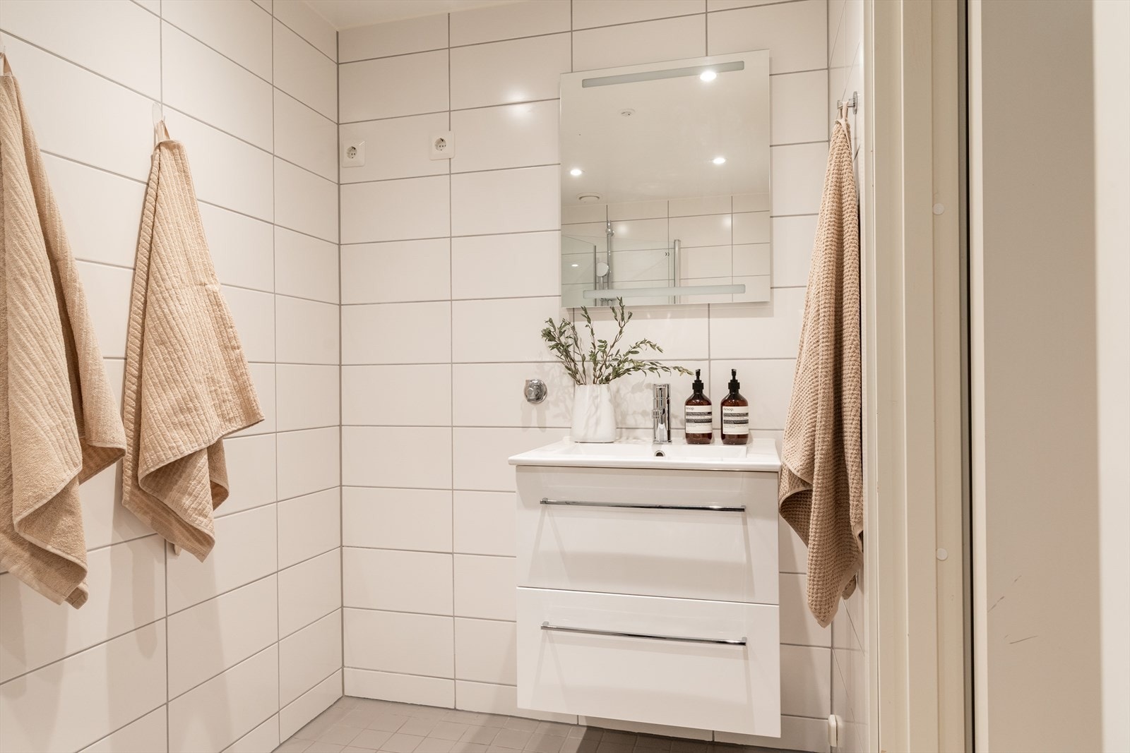 Pent, flislagt baderom med downlights i himlingen og vånnbåren gulvvarme. Galleribilde