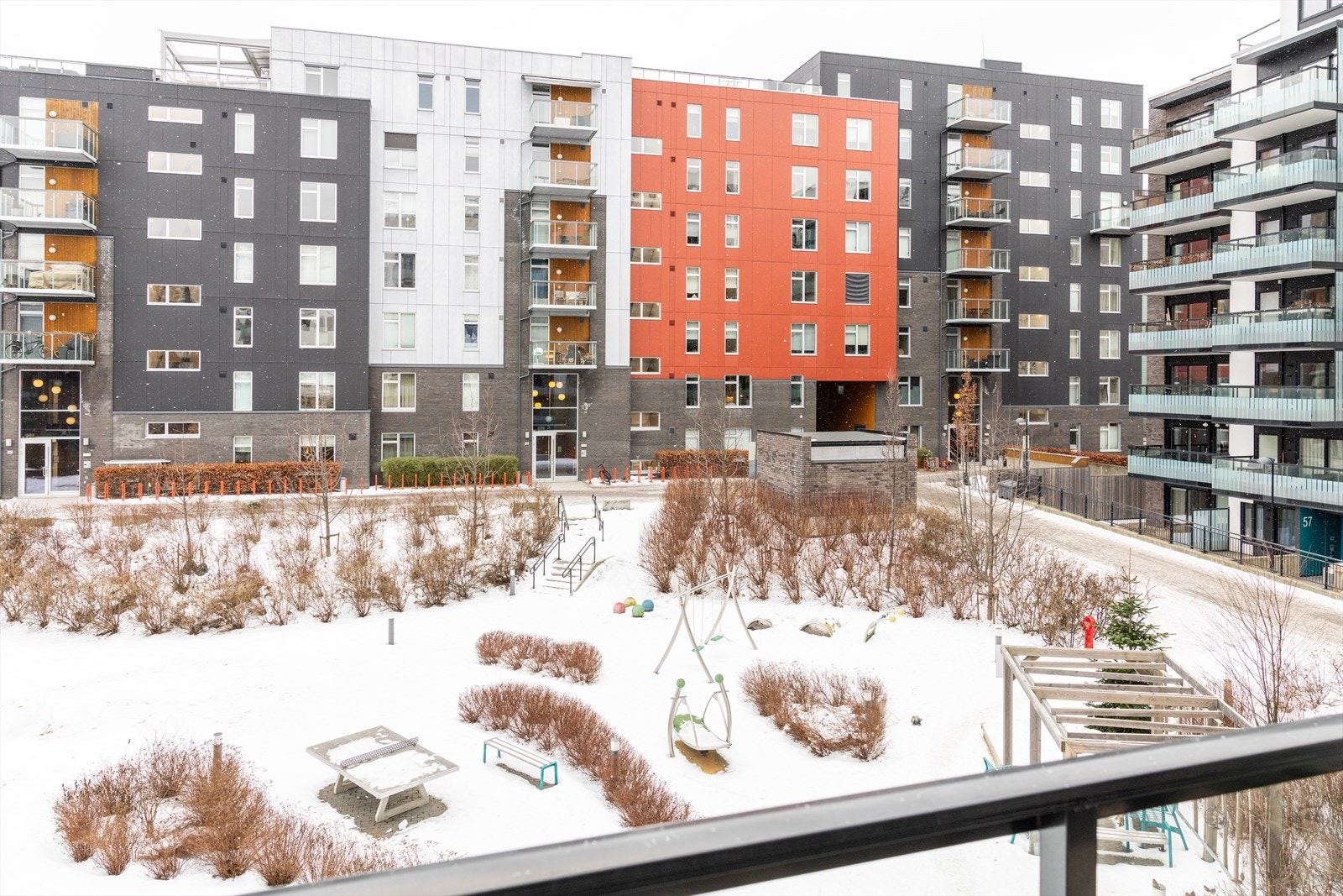 Balkongen vender mot et rolig og trivelig gårdsrom. Galleribilde