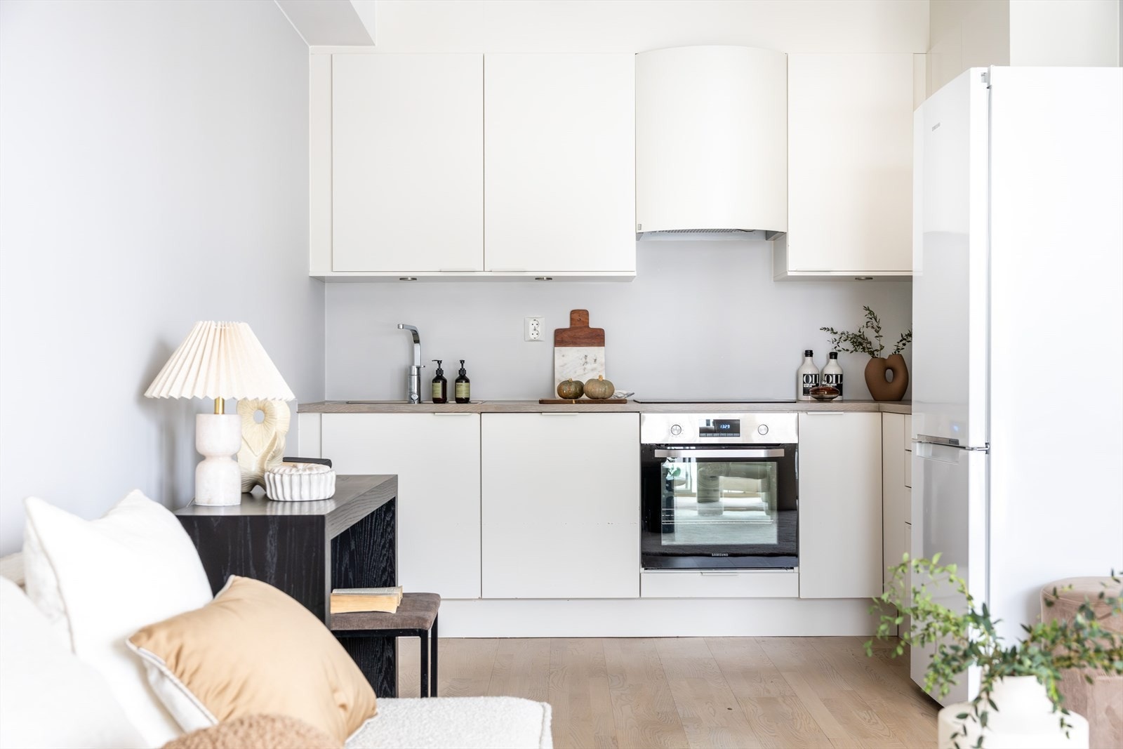 Moderne Norema-kjøkken med god skap- og benkeplass. Galleribilde