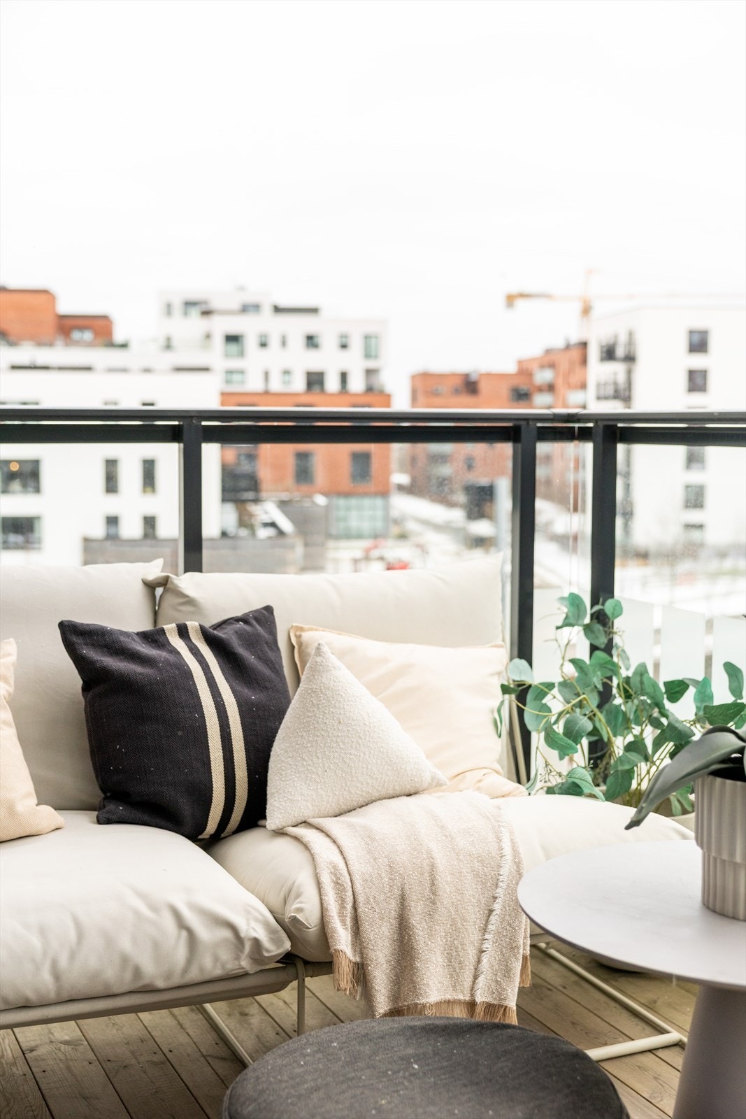 Her kan du enkelt skape en koselig uteoase med utemøbler, beplantning og en gassgrill. Galleribilde